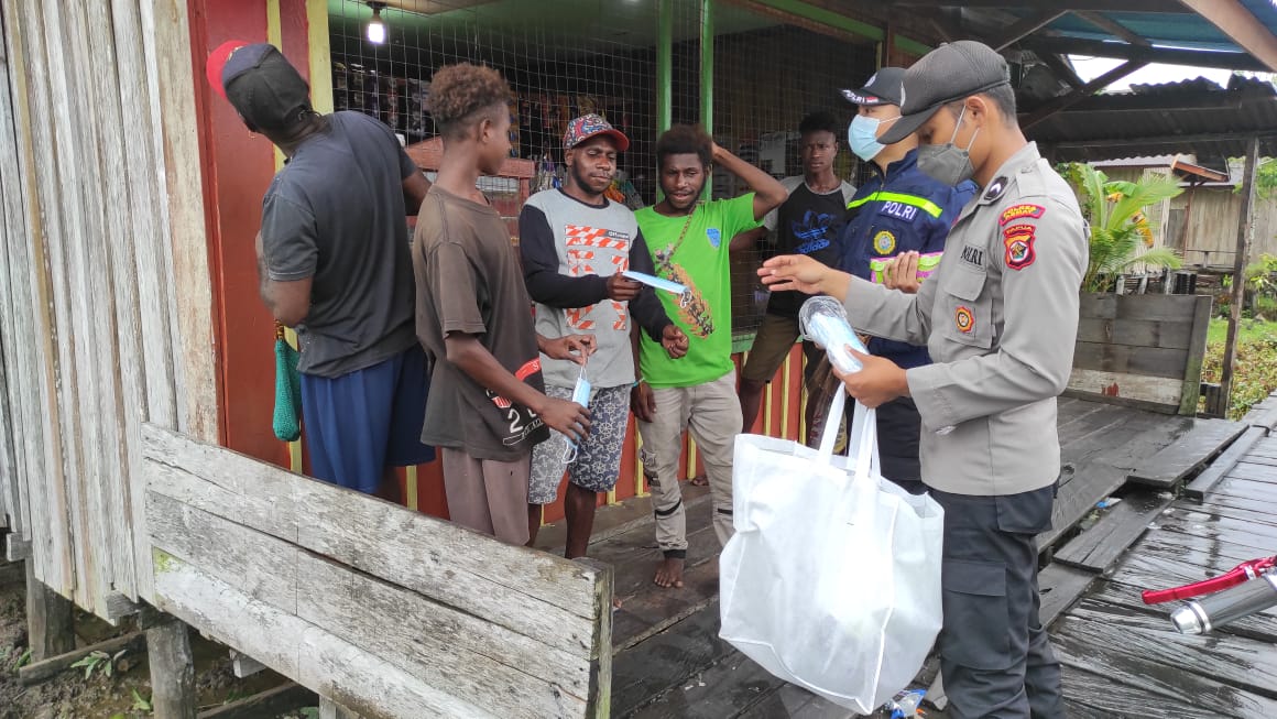 noken national police s directorate of community guidance and development gives call for community police officers and ensures agats district in papua is safe 42910