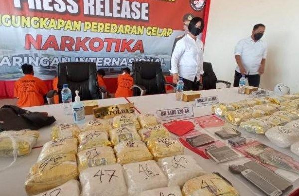north kalimantan regional police successfully prevented circulation of 126 kilograms of methamphetamine 41181