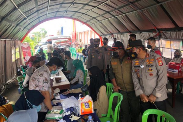 north maluku regional police chief reviews vaccinations at the merdeka kieraha vaccine outlet 41119