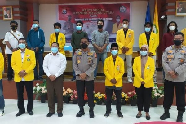 north maluku regional police holds social assistance to help communities affected by the covid 19 pandemic and community activity restrictions 41196