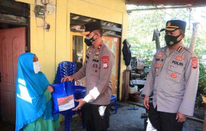 north maluku regional police provide food package assistance to communities affected by the covid 19 pandemic 40893