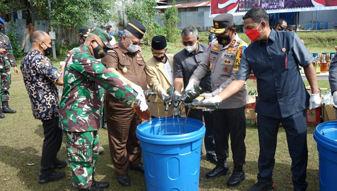 north maluku regional police visits antigen test post in semut harbour ternate 39006