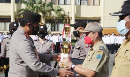 north sulawesi regional police delivered the award to the winner of kampung tangguh resilient kampong 38996