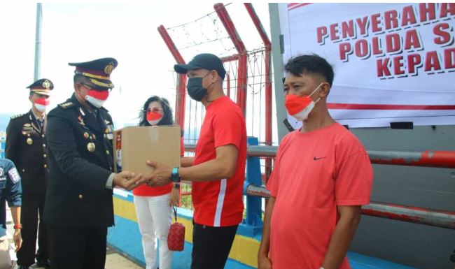 north sulawesi regional police distributes basic food for jengki journalists and fishermen and distributes masks at soekarno bridge 41351