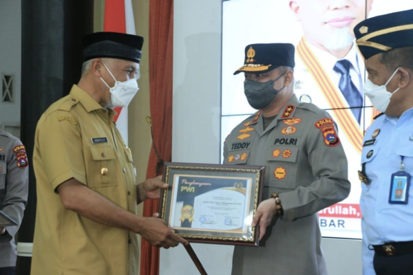 officials of sumbar received an award in commemoration of national press day 44909