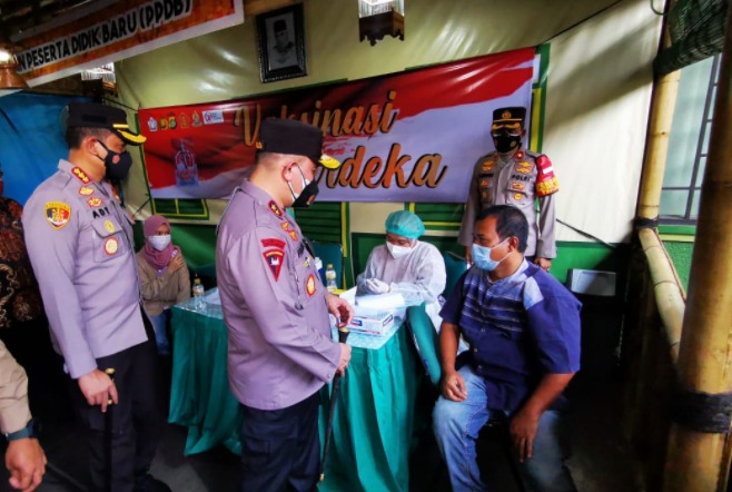 on august 17 2021 greater jakarta metropolitan regional police targets residents of makasar subdistrict to complete vaccination 41172