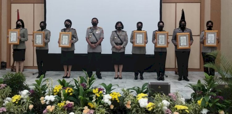 on the 73rd anniversary of indonesian policewomen seven policewomen of lampung regional police received awards 42617