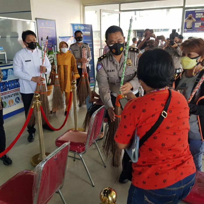 on the 75th bhayangkara day people with disabilities rewarded the police with their products 39547
