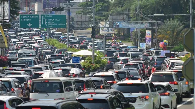 one way 85 jam polisi ungkap penyebab kemacetan di puncak bogor 68093
