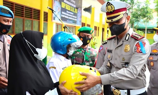 operasi keselamatan 2022 dirlantas polda sulsel bagikan helm sni di sidrap 7655