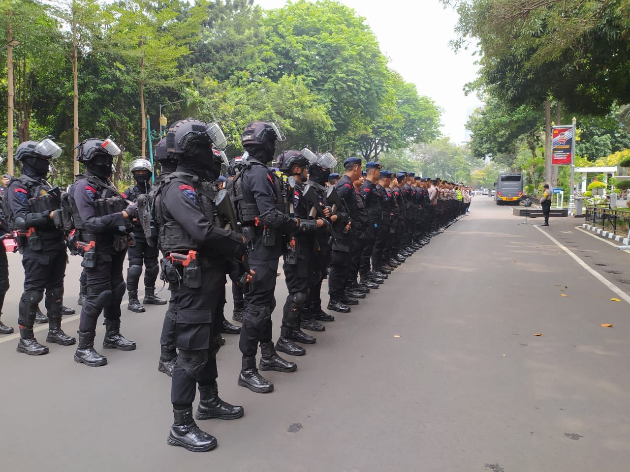 operasi mantap brata 2023 2024 polda metro jaya kerahkan 243 personel ke 30 titik lokasi dalam patroli skala besar 65754
