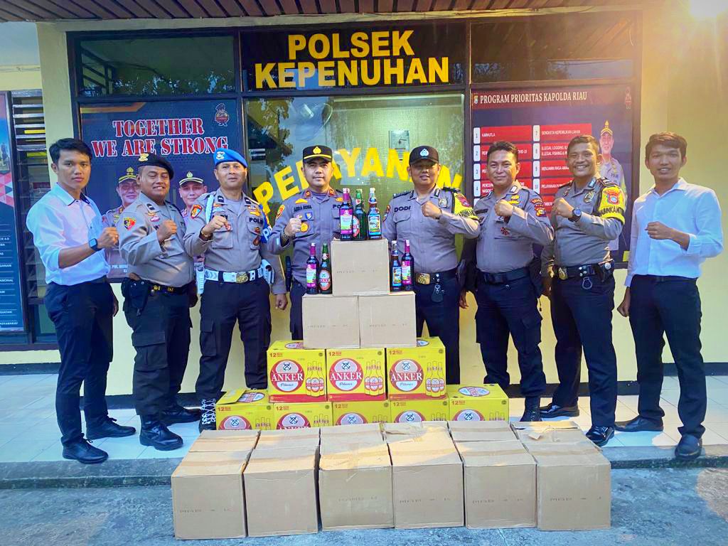 operasi pekat lancang kuning berhasil amankan ratusan botol miras 52381