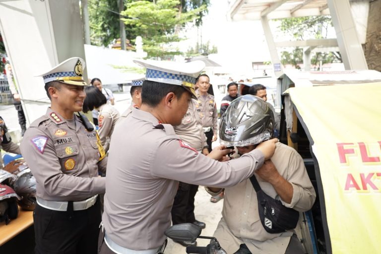 operasi zebra dirlantas polda sumut bagikan 200 helm ke pengemudi betor 63491