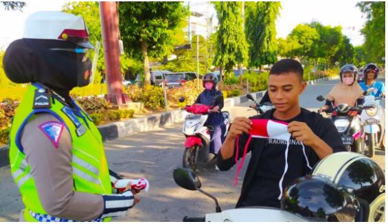 operasi zebra menumbing 2020 ditlantas polda babel bagikan masker dan hand sanitizer 19692