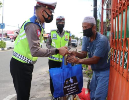 ops patuh mahakam 2021 ditlantas polda kaltim bagikan bansos dan sampaikan himbauan prokes 20296