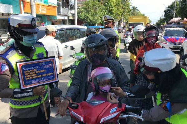 ops zebra 2020 srikandi polres tegal edukasi keselamatan berlalu lintas sampai cegah penyebaran covid 19 19688