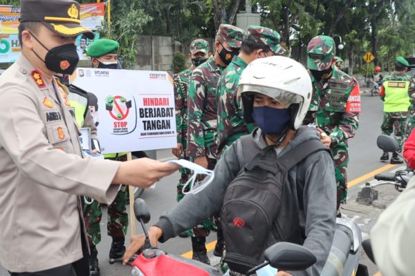 optimalkan ppkm kapolres gresik bersama danrem 084 bhaskara jaya dan dandim gresik bagikan masker di pasar sidomoro 30458