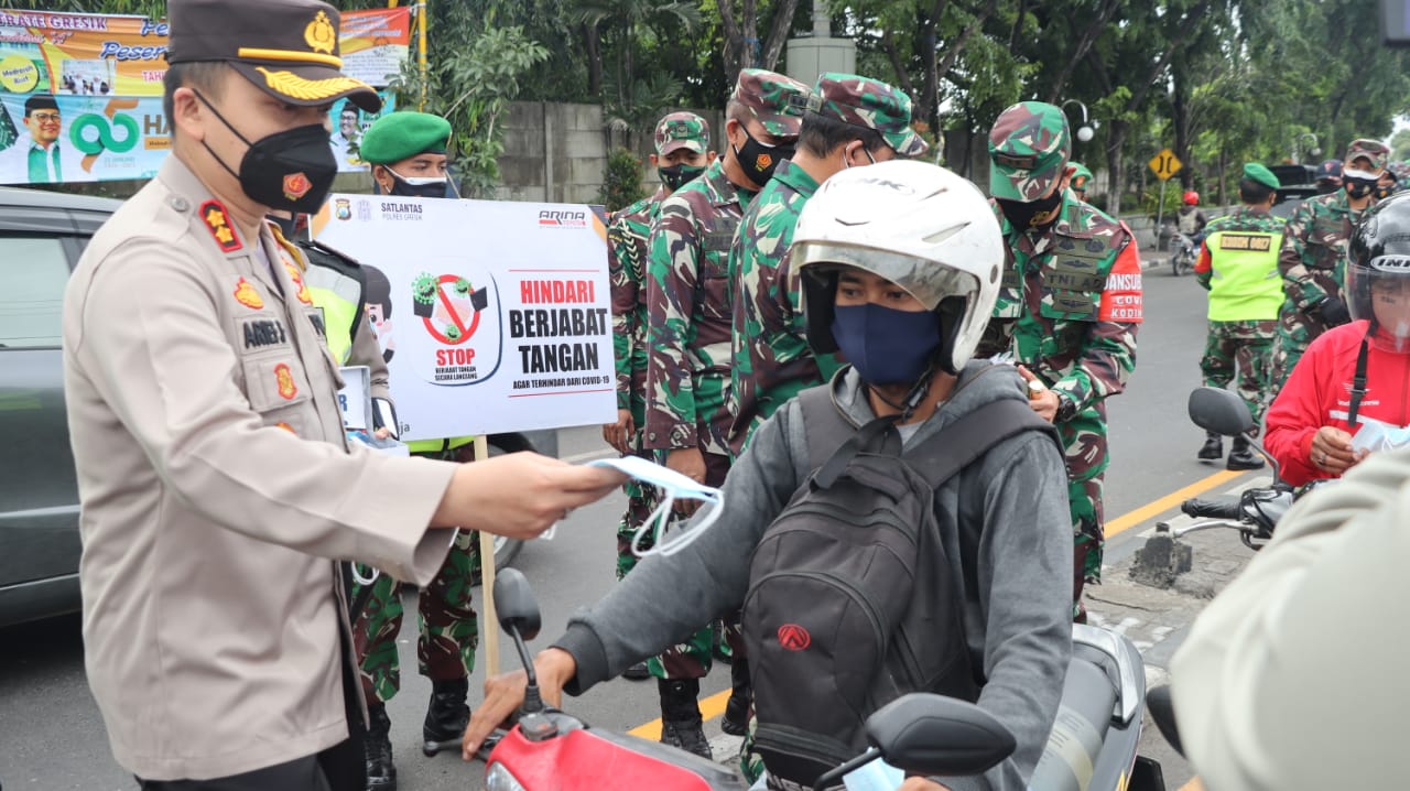 optimalkan ppkm kapolres gresik bersama danrem 084 bhaskara jaya dan dandim gresik bagikan masker di pasar sidomoro 30458