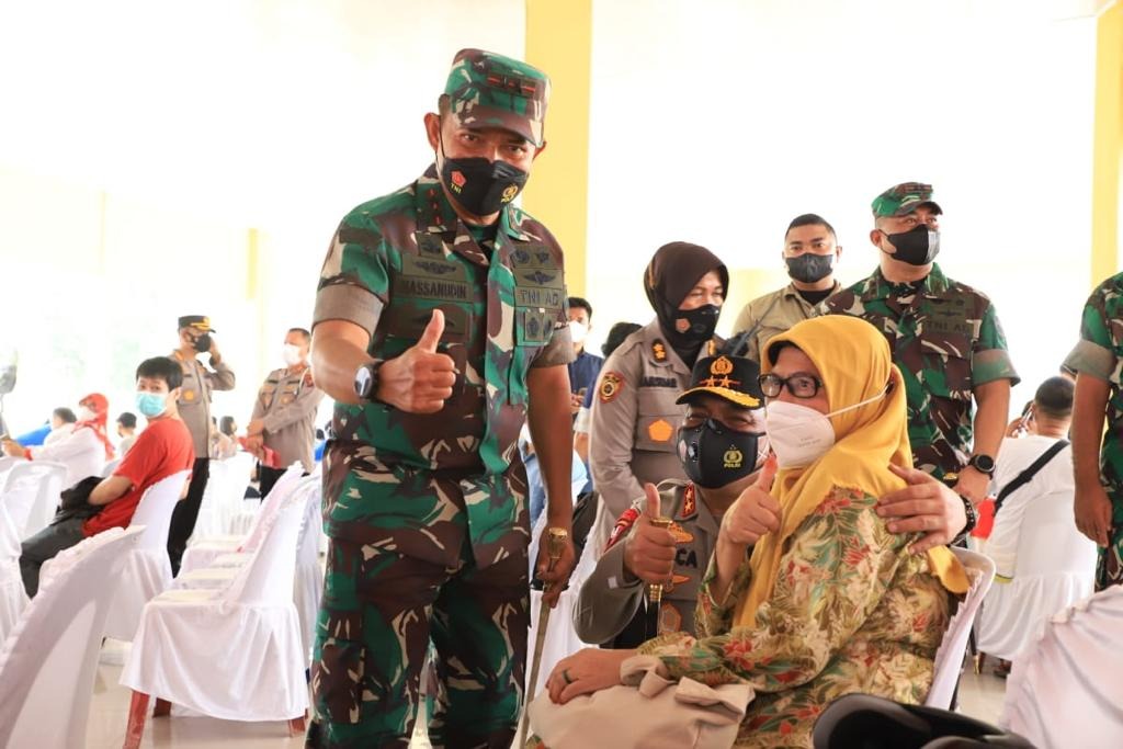 pangdam i bb bersama kapolda sumut hibur lansia dan anak jalani vaksinasi serentak 34507