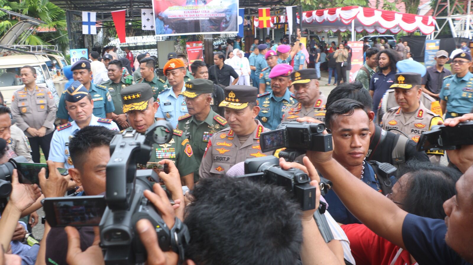 panglima tni dan kapolri pastikan sinergi hadapi persoalan di papua 67332