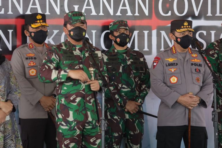 panglima tni dan kapolri tinjau serbuan vaksinasi sasar 15 000 warga banyuwangi 24627