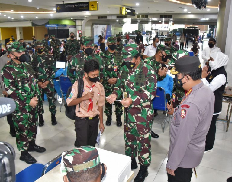 panglima tni kapolri dan ksal tinjau serbuan vaksinasi di terminal 2 juanda 24644