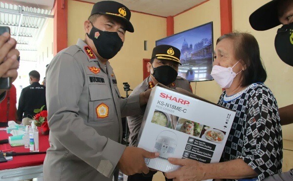 pantau langsung vaksinasi massal di ranomut kapolda sulut apresiasi semangat para lansia 45747