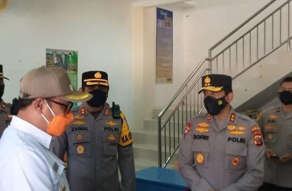 papuan police chief review free vaccination at taruna bakti waena high school 41374