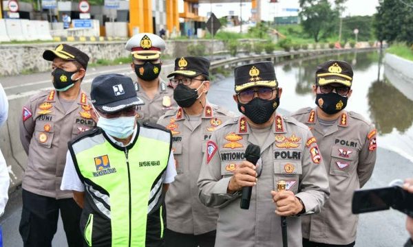 pasca banjir kakorlantas polri lakukan pengecekan di exit tol bitung tanggerang 19837