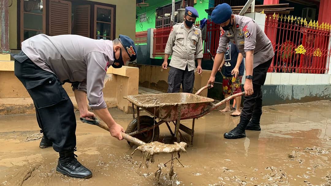 pasca banjir satuan brimobda sulut bantu warga lakukan pembersihan 18107