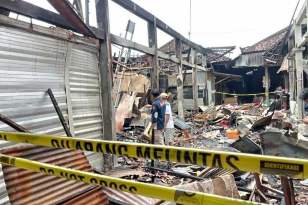 pasca kebakaran pasar adat lelateng tim labfor polda bali lakukan olah tkp selidiki penyebab kebakaran 54356