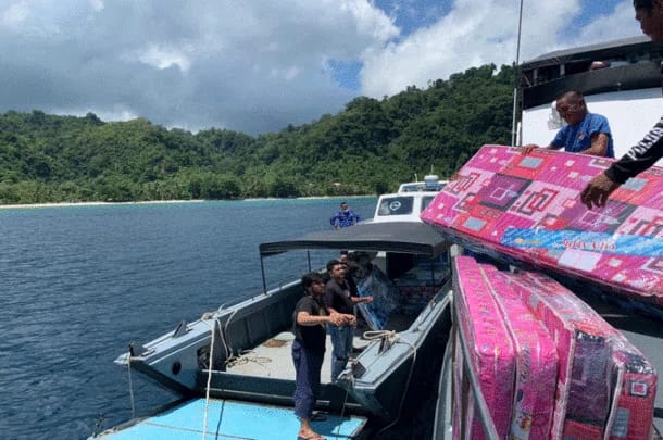 pasca konflik kemanusiaan kadensus 88 at bersama kapolda maluku beri bantuan sosial kepada pengungsi kariu 37495