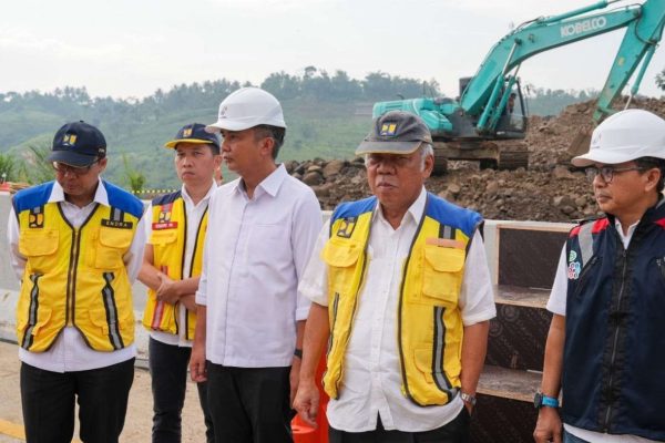 pasca longsor menteri pupr upayakan perbaikan temporer tol bocimi 72281