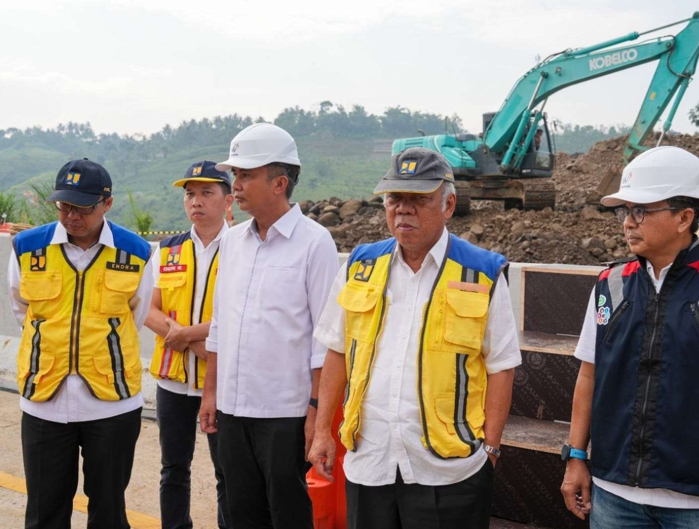 pasca longsor menteri pupr upayakan perbaikan temporer tol bocimi 72281