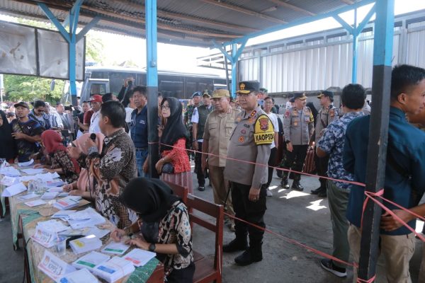 pastikan aman kapolda dan gubernur beserta forkopimda ntb tinjau sejumlah tps 70219