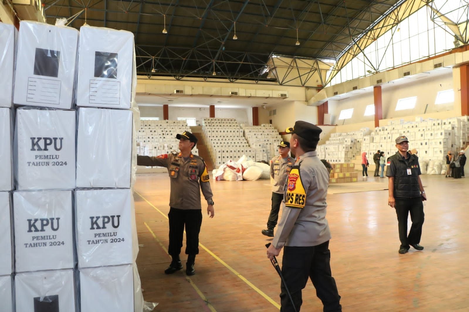 pastikan aman kapolres berau pantau langsung distribusi logistik pemilu 2024 68452