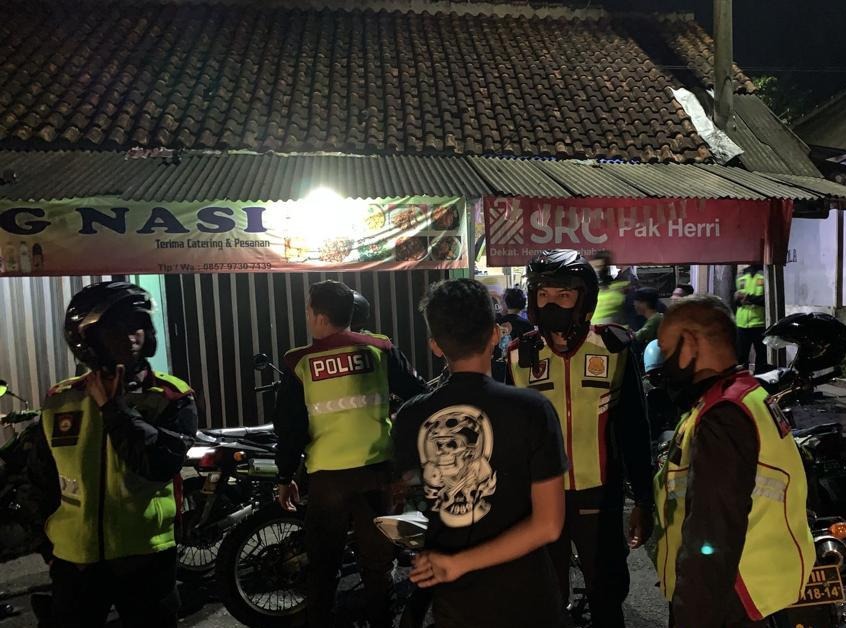pastikan keamanan wilayah pasca gempa polisi patroli rumah warga yang ditinggal mengungsi 52068