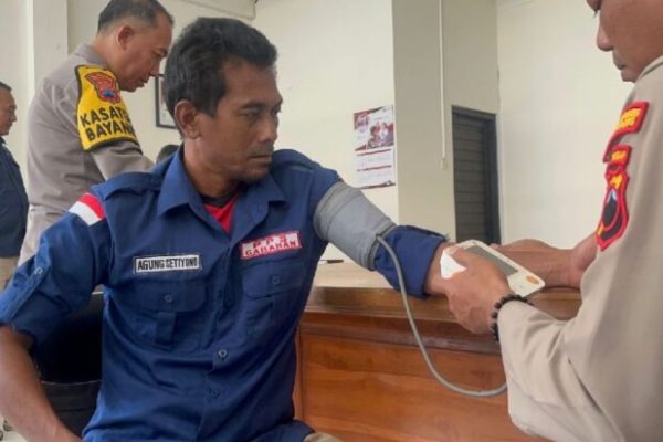 pastikan kesehatan anggota kpps polisi bantu cek kesehatan petugas kpps di semarang 70232