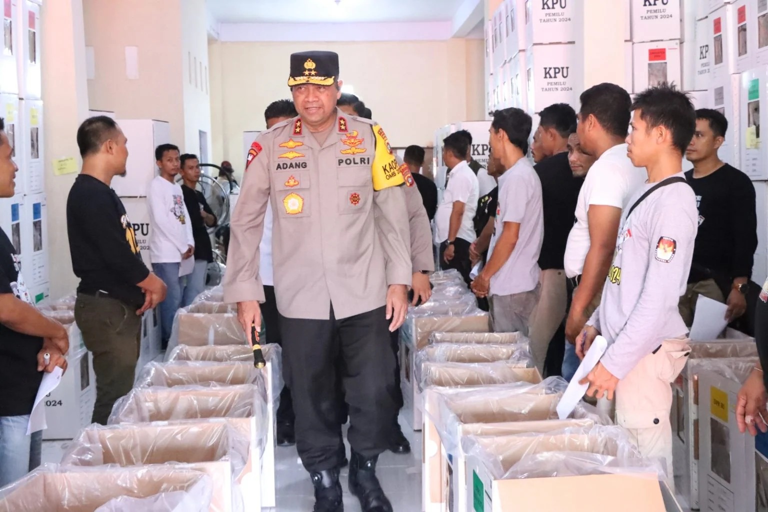 pastikan kesiapan pemilu 2024 kapolda sulbar cek gudang kpu di majene 69534