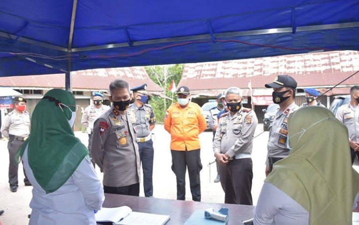 pastikan masyarakat jalani protokol covid 19 kapolda jambi cek pos penyekatan di batas kota dengan kabupaten muaro jambi 34989