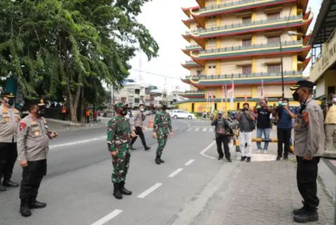 pastikan mobilitas masyarakat turun kapolda sumut bersama pangdam i bb tinjau pos penyekatan di kota medan 26421