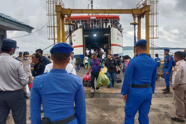 pastikan mudik aman dan lancar ditpolairud polda sulbar laksanakan pengamanan mudik jalur laut di pelabuhan mamuju 72418