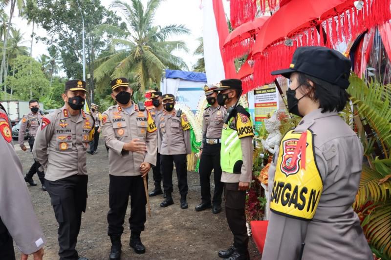 pastikan pelayanan arus mudik lancar kapolda bali pantau kesiapan pos terpadu selabih 57076