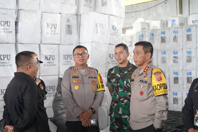 pastikan pendistribusian lancar kapolda jabar cek gudang logistik kpu kota tasikmalaya 70015