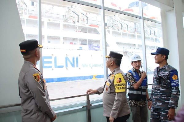 pastikan pengamanan libur nataru polisi tinjau pelabuhan tanjung priok 82360