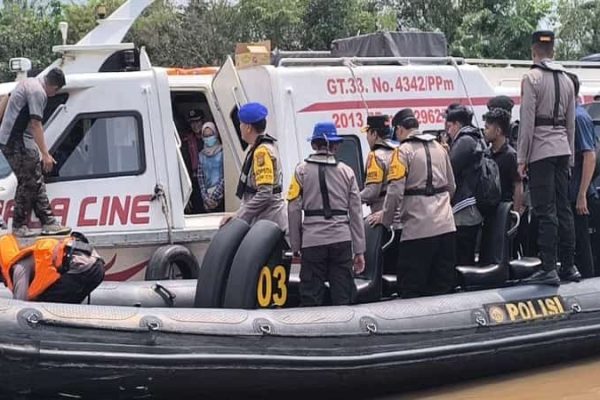 pastikan penumpang tak overload kapolda riau patroli arus balik di sungai siak 72688