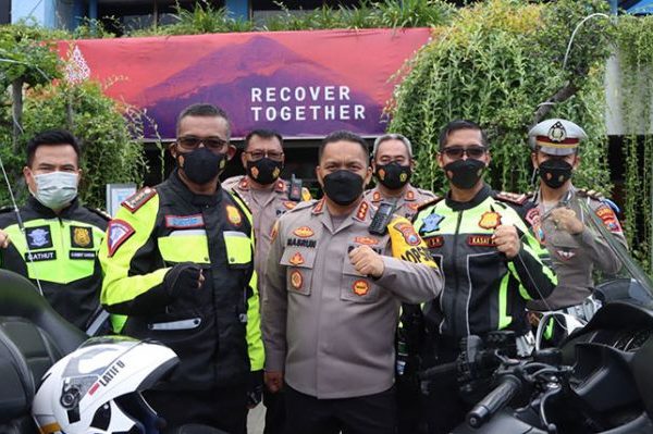 pastikan perayaan nyepi aman dan berjalan lancar dirlantas polda jatim kunjungi pelabuhan ketapang 21187