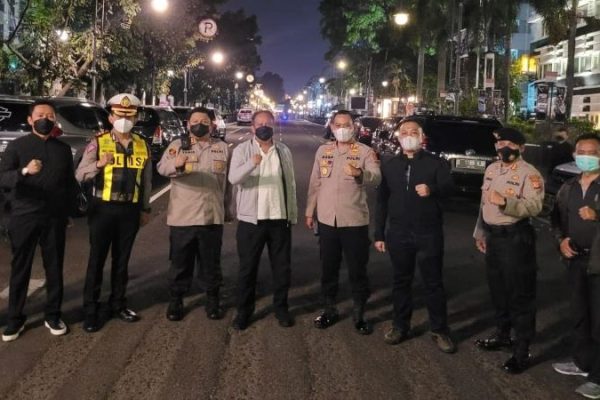 pastikan ppkm level 3 berjalan aman dan kondusif kapolda jabar tinjau langsung penutupan jalan di kota bandung 23369