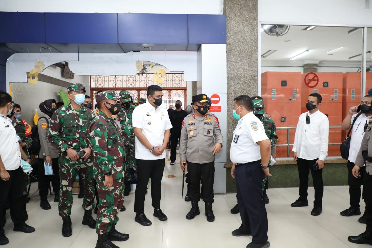 pastikan protokol kesehatan dilaksanakan kapolda sumut lakukan peninjauan pada penumpang di stasiun kereta api medan 31259