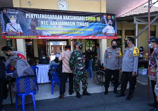 pastikan tepat sasaran kapolda kalsel tinjau langsung pelaksanaan vaksinasi di banjarmasin 31162